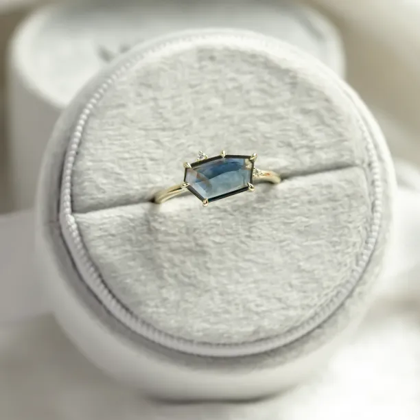Teal sapphire engagement ring MAGNIFICA Image