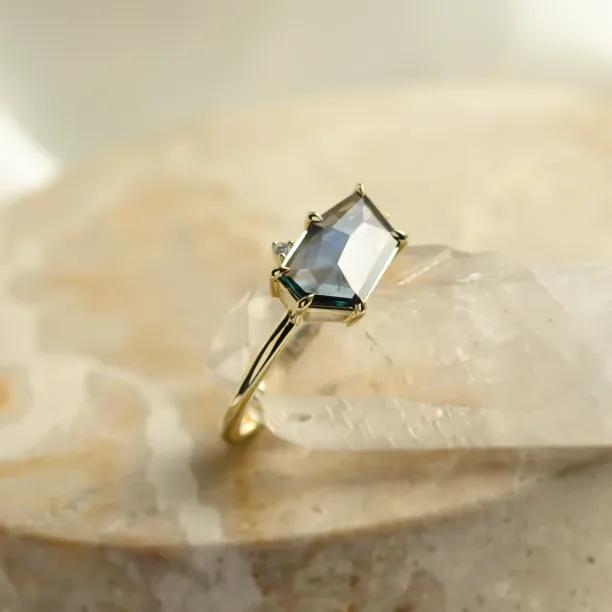 Teal sapphire engagement ring MAGNIFICA Image