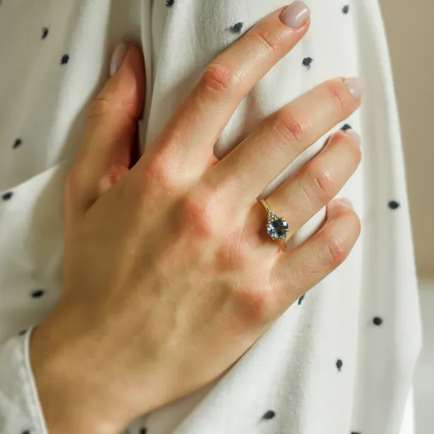 Luxusní zásnubní prsten s modrým safírem a diamanty STEFANIE Image