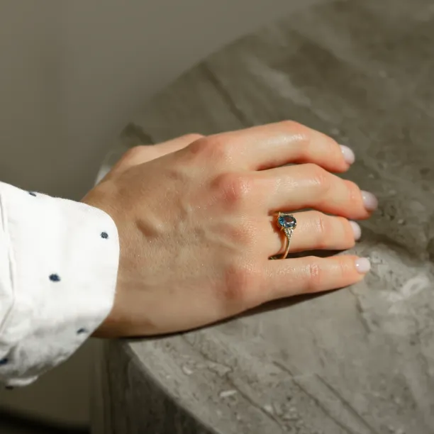 Luxusní zásnubní prsten s modrým safírem a diamanty STEFANIE Image