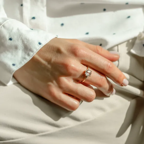 Zlatý prsten s lab grown diamantem a přírodními diamanty SYDNEY Image