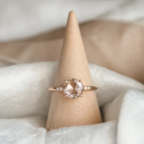 Zlatý prsten s lab grown diamantem a přírodními diamanty SYDNEY Image