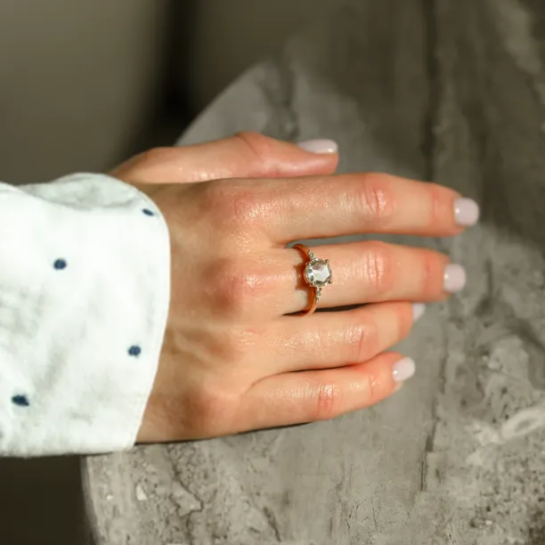 Zlatý prsten s lab grown diamantem a přírodními diamanty SYDNEY Image