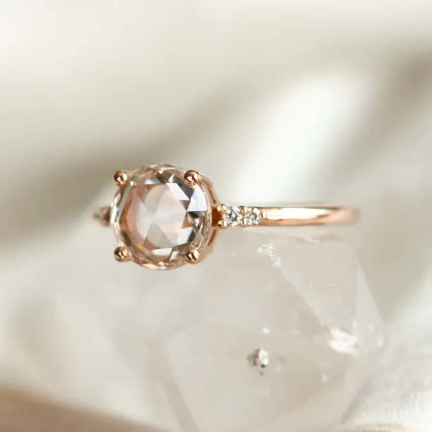 Zlatý prsten s lab grown diamantem a přírodními diamanty SYDNEY Image