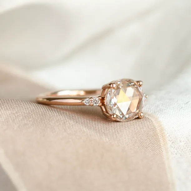 Zlatý prsten s lab grown diamantem a přírodními diamanty SYDNEY Image