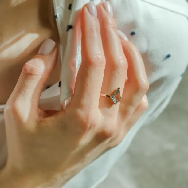 Netradiční zásnubní prsten s lab-grown salt and pepper diamantem CASEY Image