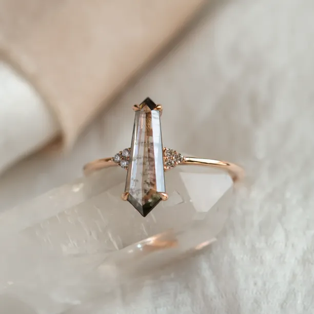 Prsten s laboratorním salt and pepper diamantem a klasickými diamanty GOTH Image