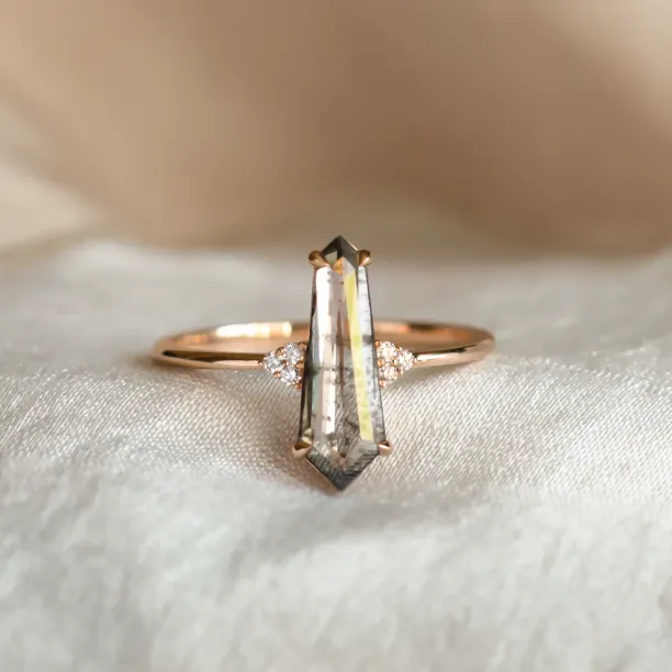 Prsten s laboratorním salt and pepper diamantem a klasickými diamanty GOTH Image