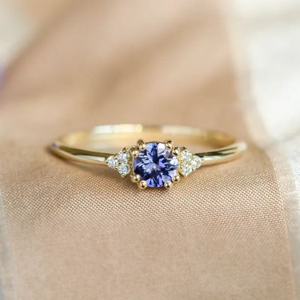 Gold ring with tanzanite and natural diamonds MONNYS Image