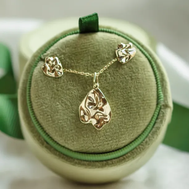 Unique gold heartshaped earrings CHÉRIE Image