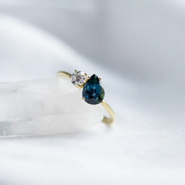 Toi et Moi zásnubní prsten s modrým pear safírem a kulatým diamantem COUPLE Image