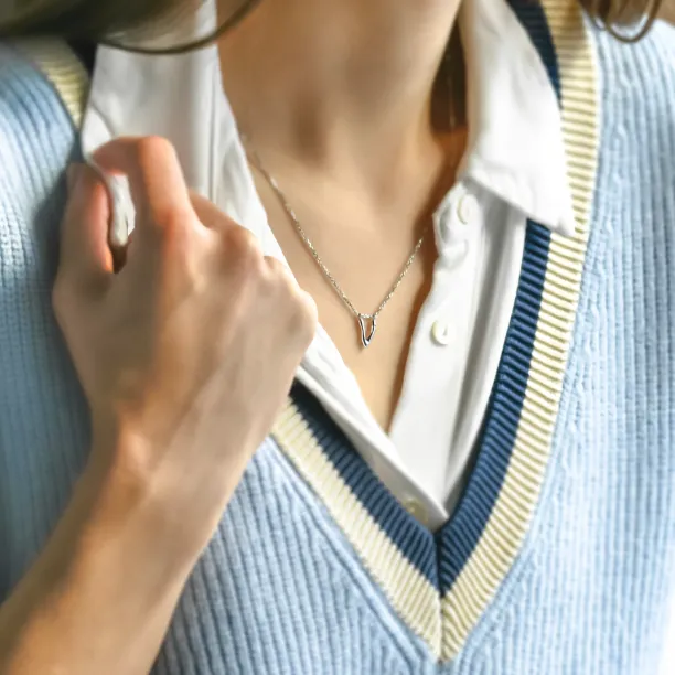 Zlatý přívěsek písmeno s diamantem JEAN Image