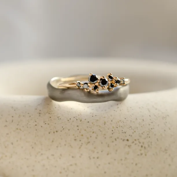 Atypické snubní prsteny s černými diamanty a černým rhodiem DUE Image