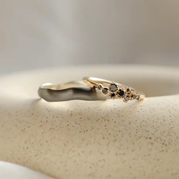 Atypické snubní prsteny s černými diamanty a černým rhodiem DUE Image