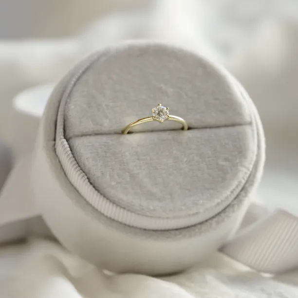 Minimalistický zásnubní prsten s moissanitem AMARA Image