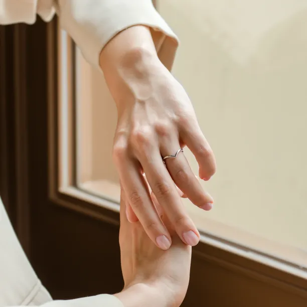 Vykrojený minimalistický prsten ze zlata VENUS Image