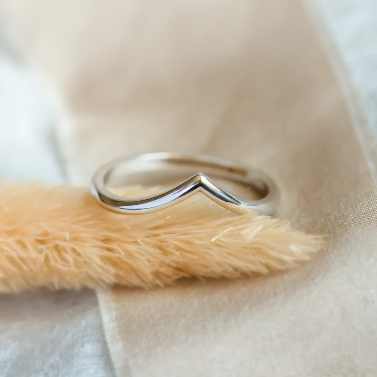 Minimalist gold ring Venus