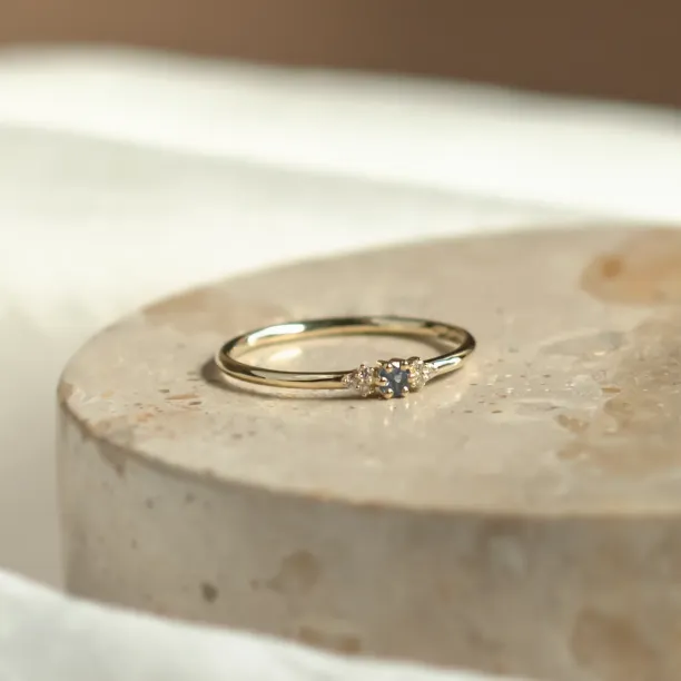 Minimalistický prsten se safírem a diamanty SABINE Image