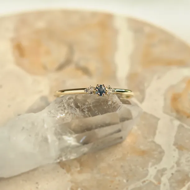 Minimalistický prsten se safírem a diamanty SABINE Image