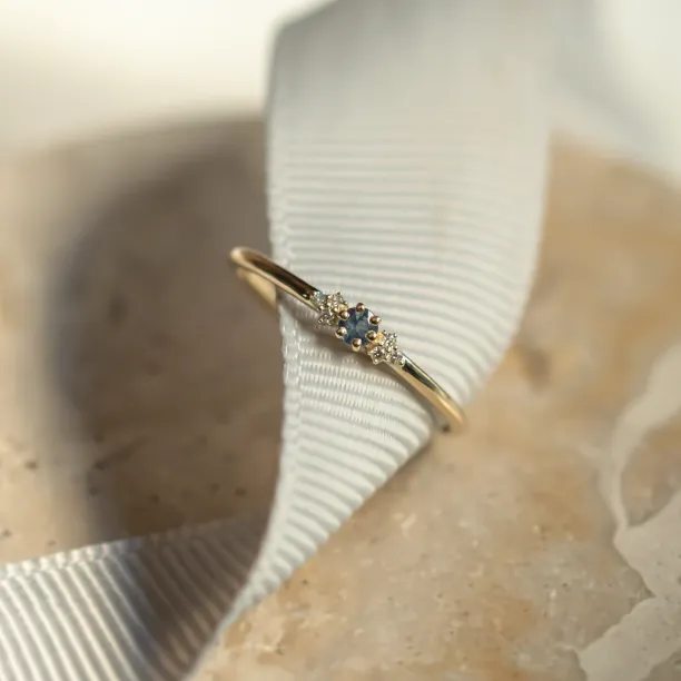 Minimalistický prsten se safírem a diamanty SABINE Image