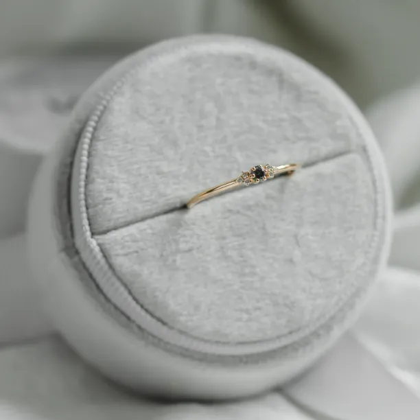 Minimalistický prsten se safírem a diamanty SABINE Image