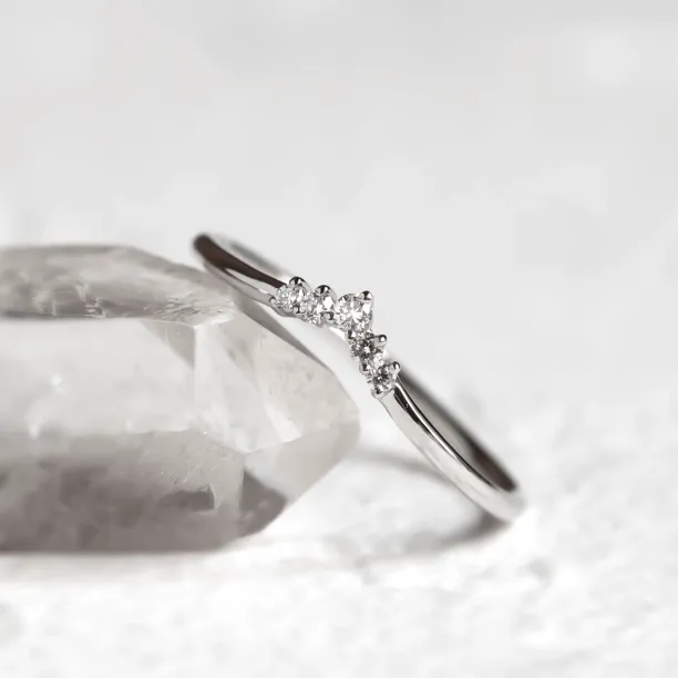 Vykrojený minimalistický prsten s diamanty UMA Image