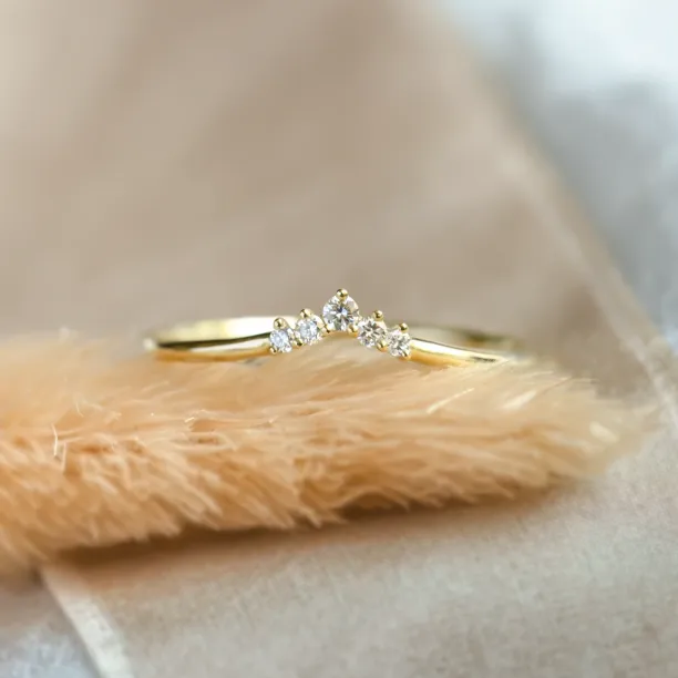 Vykrojený minimalistický prsten s diamanty UMA Image