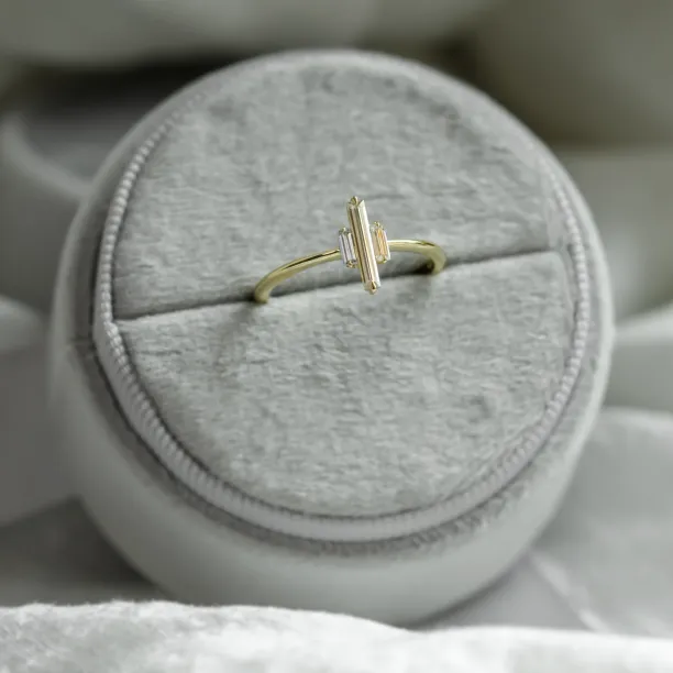 Originální zásnubní prsten s baguette moissanity THEA Image