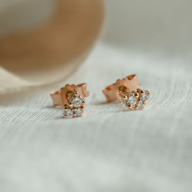 Minimalist gold cluster earrings with diamonds TAYLA Image