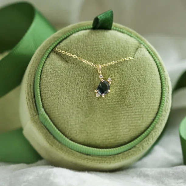 Zlatý přívěsek s asymetrickým safírem a diamanty TRIX Image