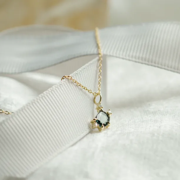 Zlatý přívěsek s asymetrickým safírem a diamanty TRIX Image