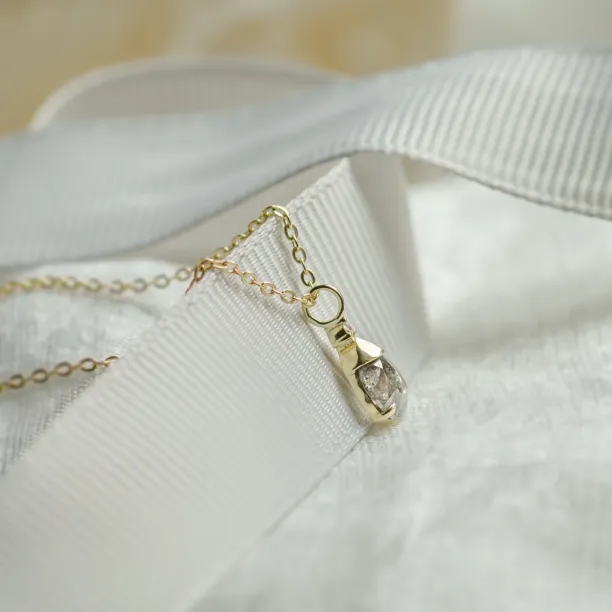 Přívěsek se salt and pepper diamantem a klasickým diamantem TASH Image