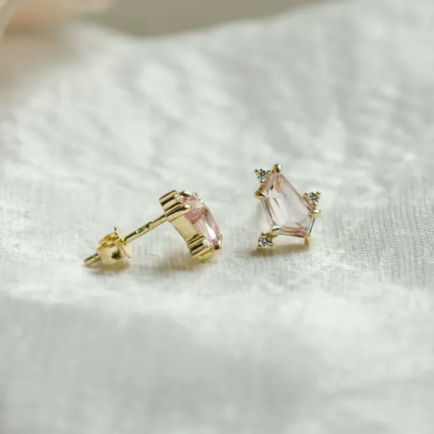 Zlaté náušnice s asymetrickými safíry a diamanty KAIA Image