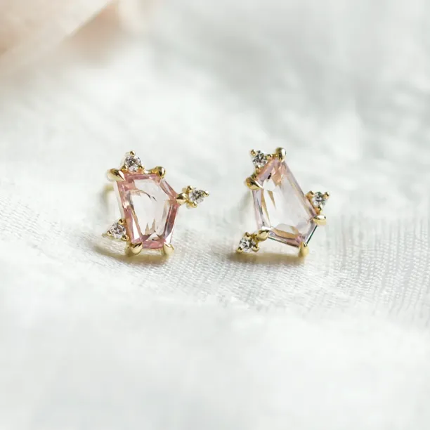 Zlaté náušnice s asymetrickými safíry a diamanty KAIA Image