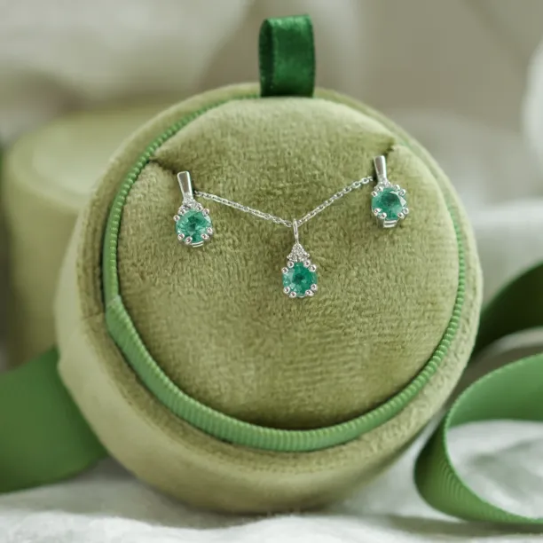 Emerald and diamond jewellery set ELANNA Image