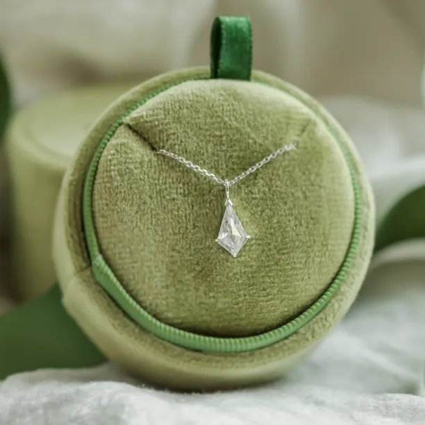 Zlatý přívěsek s kite moissanitem DIONA Image