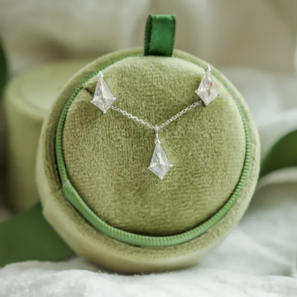 Zlatý přívěsek s kite moissanitem DIONA Image