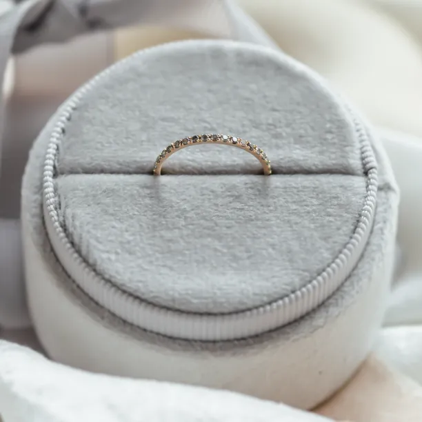 Zlatý eternity prsten se salt and pepper diamanty DOROTHY Image