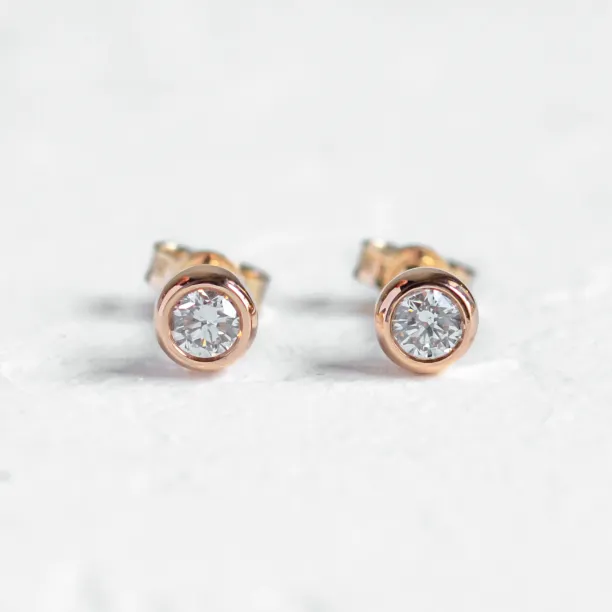 Zlaté náušnice s lab-grown diamanty v bezel stylu BRESCIA Image