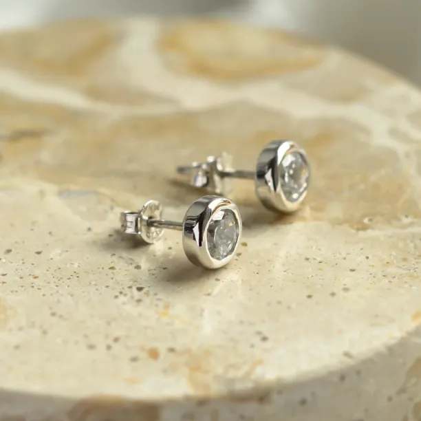 Minimalist earrings with lab-grown diamonds LOFT Image