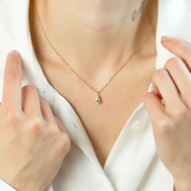 Zlatý náhrdelník s pear laboratorním diamantem NEO Image