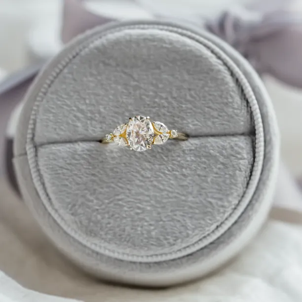 Zlatý vintage prsten s moissanity GEMMA Image