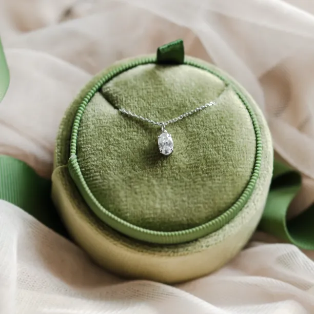 Zlatý přívěsek s oválným laboratorním diamantem VIV Image