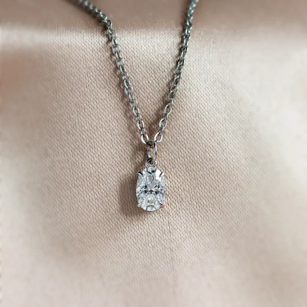 Zlatý přívěsek s oválným laboratorním diamantem VIV Image