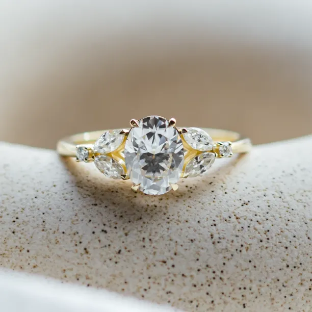 Zlatý vintage prsten s moissanity GEMMA Image