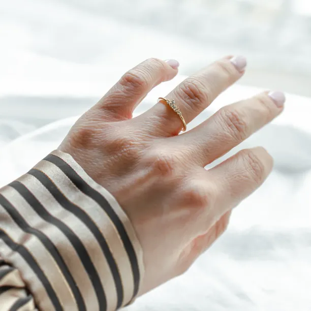 Zlatý minimalistický prstýnek s laboratorními diamanty STERN Image