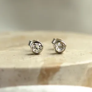 Gold earrings with diamonds in bezel style BECKY Thumbnail