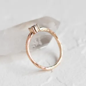 Netradiční zásnubní prsten s lab-grown diamantem a povrchem stromové kůry RIANA Thumbnail