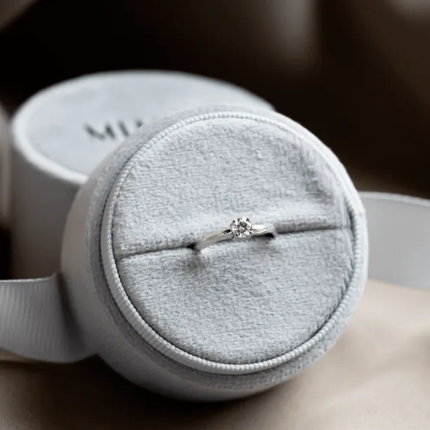 Netradiční zásnubní prsten s lab-grown diamantem a povrchem stromové kůry RIANA Image