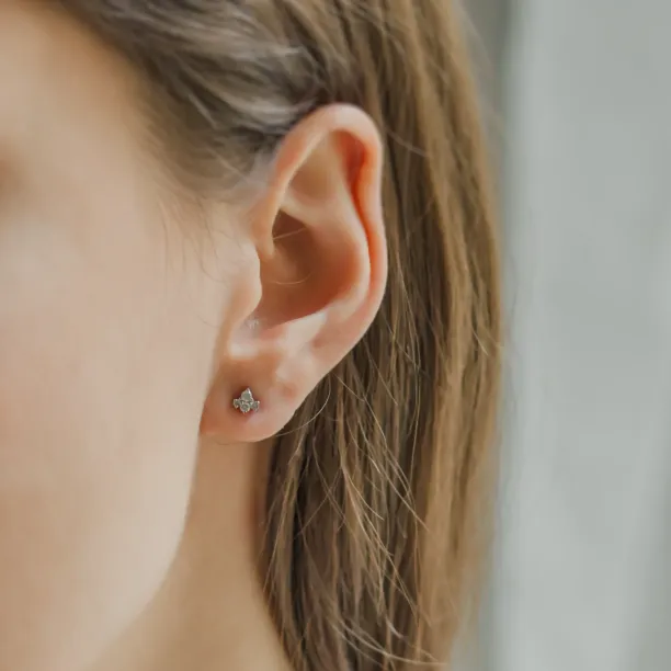 Minimalistické zlaté náušnice s diamanty v cluster stylu STEPH Image